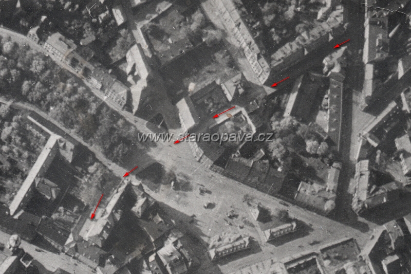 capkova (5).jpg - Letecký snímek na Čapkovou ulici z roku 1943. Na snímku jde vidět volné místo po vypálené Synagoze, která ještě na předchozím snímku stojí. Ulice je vyznačena červenými šipkami.
